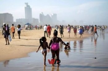 Coronavirus: Residents At Chorkor Defy Lockdown Directives To “Chill” At The Beach (Video)