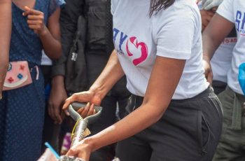 PHOTOS: Wendy Shay Unites Political Parties In Nima Through A Peace Awareness Clean Up Exercise
