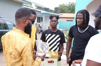 Global Music Awards Africa 2021: Stonebwoy Receives Plaque
